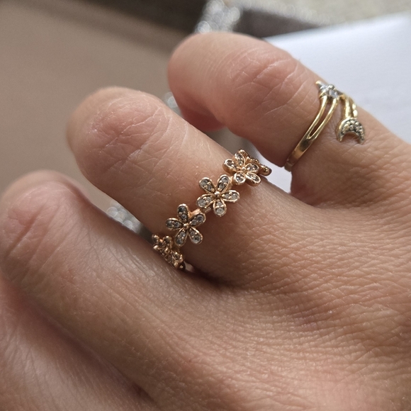 Pandora Rose Gold Dazzling Daisy CZ Ring - Picture 2 of 12